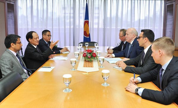 上海合作组织秘书长梅津采夫会见东盟秘书长黎良明