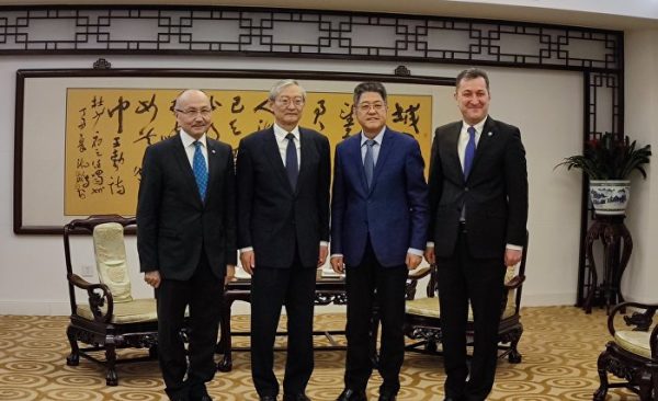 上海合作组织秘书长张明同中国外交部副部长乐玉成举行会见