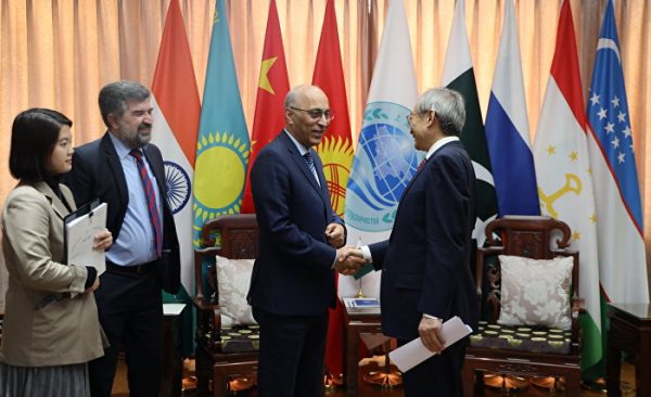 上海合作组织秘书长张明会见巴基斯坦驻华大使莫因•哈克